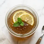 Gelatina con semillas de chía en vaso de vidrio con limón y menta para adelgazar